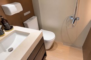 membersihkan kamar mandi