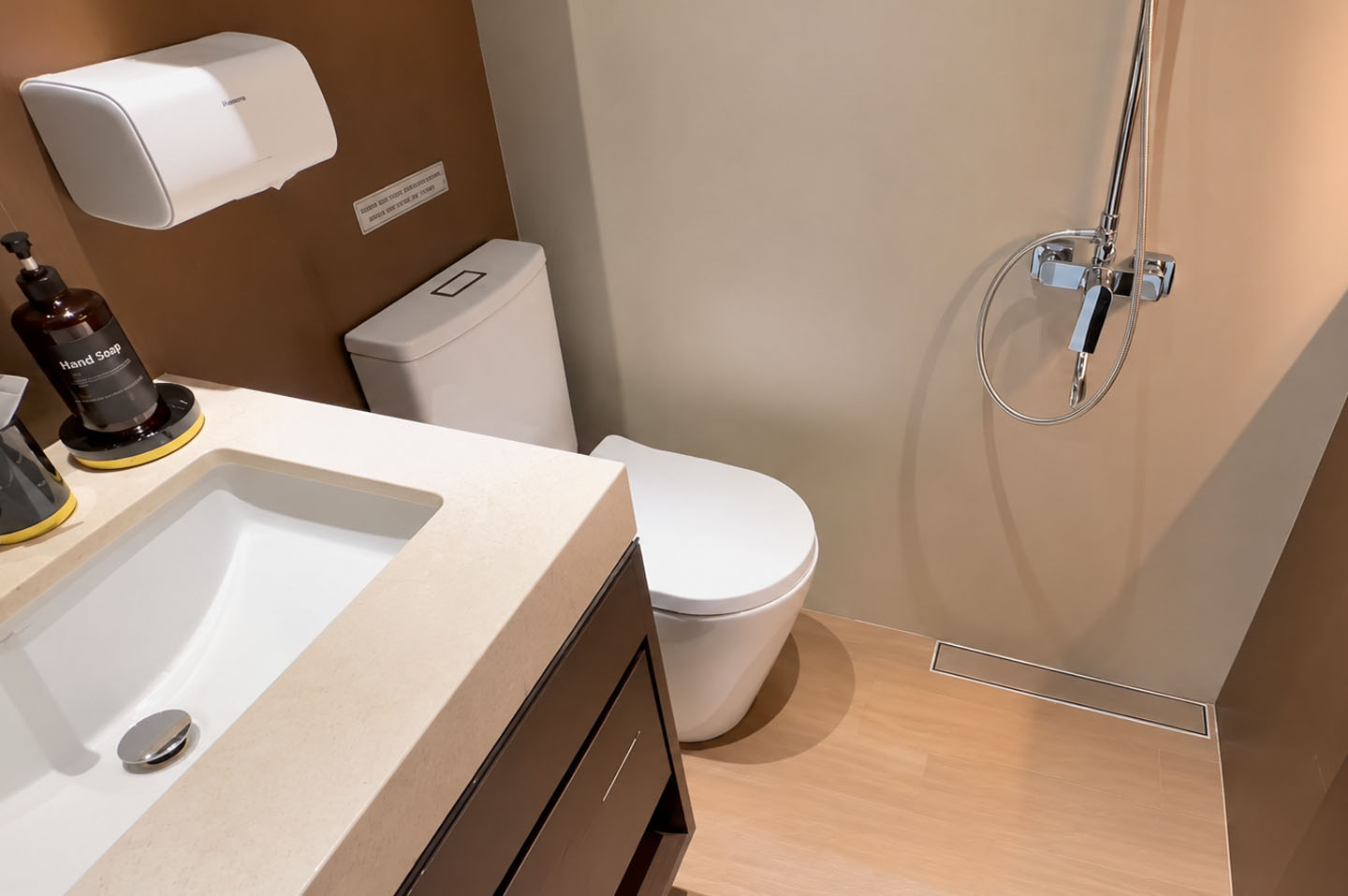 8 Cara Membersihkan Kamar Mandi Rumah dengan Mudah 1 membersihkan kamar mandi